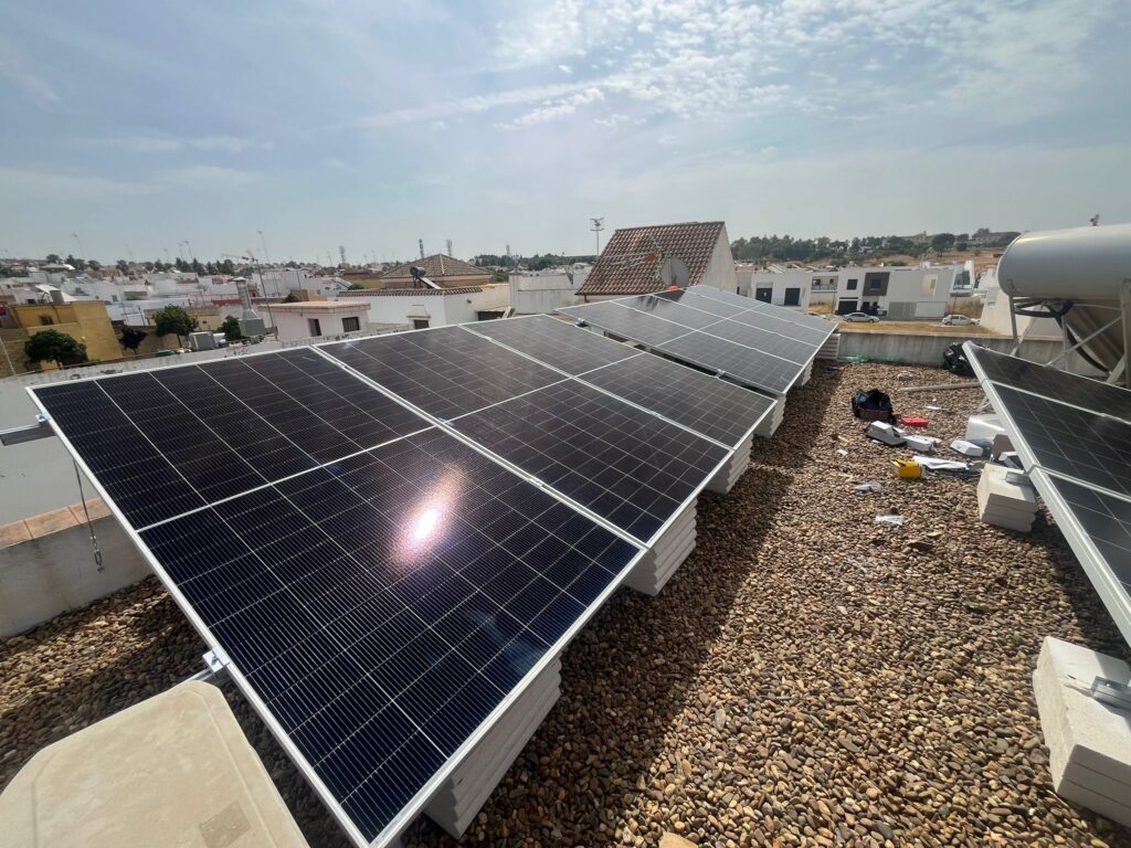 ¿Qué pasa con la energía que producen tus placas solares y no consumes?